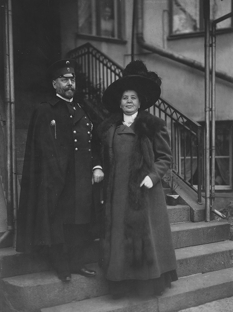 The city police chiefs of the early 20th century could wear, as an alternative overcoat, a cape extending to the knees. Although police uniforms occasionally switched between Russian and Western style, the uniform of the police chief remained typically Russian until Finnish independence. This photograph was taken around 1908.