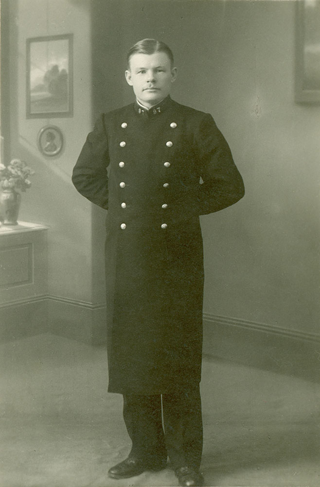 The city police uniform of 1906 included a short coat with buttons in one row for mounted officers and a long surtout coat with buttons in two rows for those patrolling on foot. On the latter, the officer's number was attached to the collar using individual metal numbers. Constable Daniel Saveljeff of Turku around 1916.