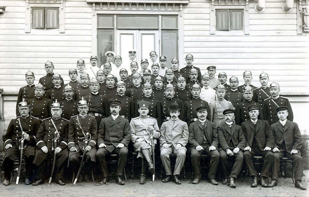 According to the uniform statute of 1906, the star on the spiked helmet was to be made of bright metal for commanding officers and black for constables. In practice, however, all stars were bright in colour. The uniform also included a plain-woven summer coat. Commanding officers and constables of the Kotka Police Department in 1910.