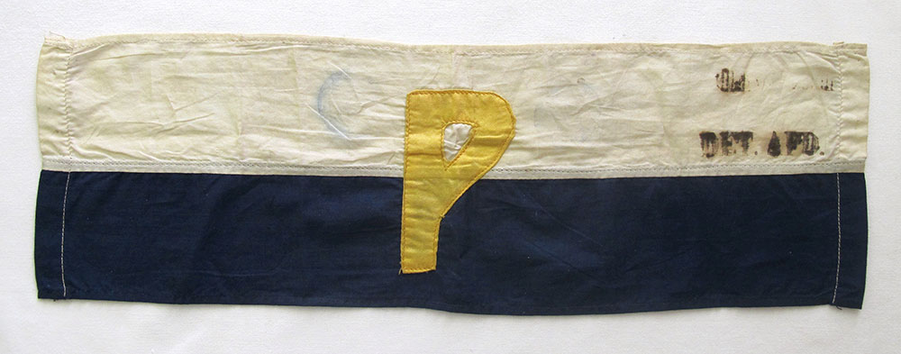 In April 1918, the German army helped the Whites capture Helsinki from the Reds. The Helsinki Police Department could thereby resume its work. The officers had, however, no uniforms other than a cap with the Helsinki coat of arms and an armband. The armband was blue and white and featured a yellow P and the seal of the officer's precinct.