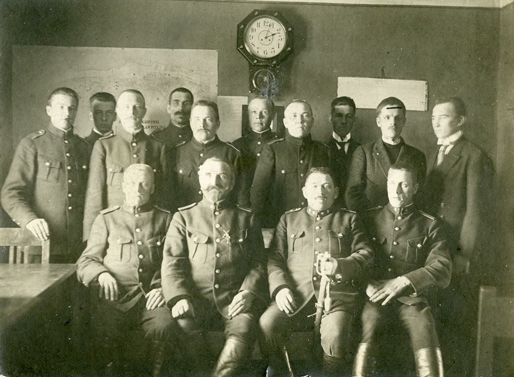The uniform statute of 1918 does not mention the coat having pockets, but photographs show coats with both breast and side pockets. The uniforms were made by local tailors, allowing for considerable variety in design; in contrast, later uniforms were mass-produced in factories. Officers of the Pispala police office in January 1921.