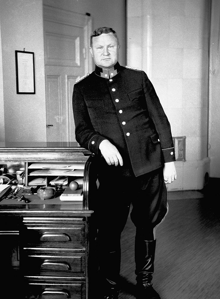 Poliisipäällystön arvomerkeissä sekä kauluslaattojen muoto että arvomerkkien määrä ja koko vaihtelivat virka-aseman mukaan. Komisarioiden ruusukkeet olivat pienempiä kuin korkeammilla virka-asteilla ja pienten kaupunkien poliisimestareilla ruusukkeita oli vähemmän kuin isoissa kaupungeissa. Hämeenlinnan poliisimestari Lauri Kesäjärvi yllään virkapuku m1935.