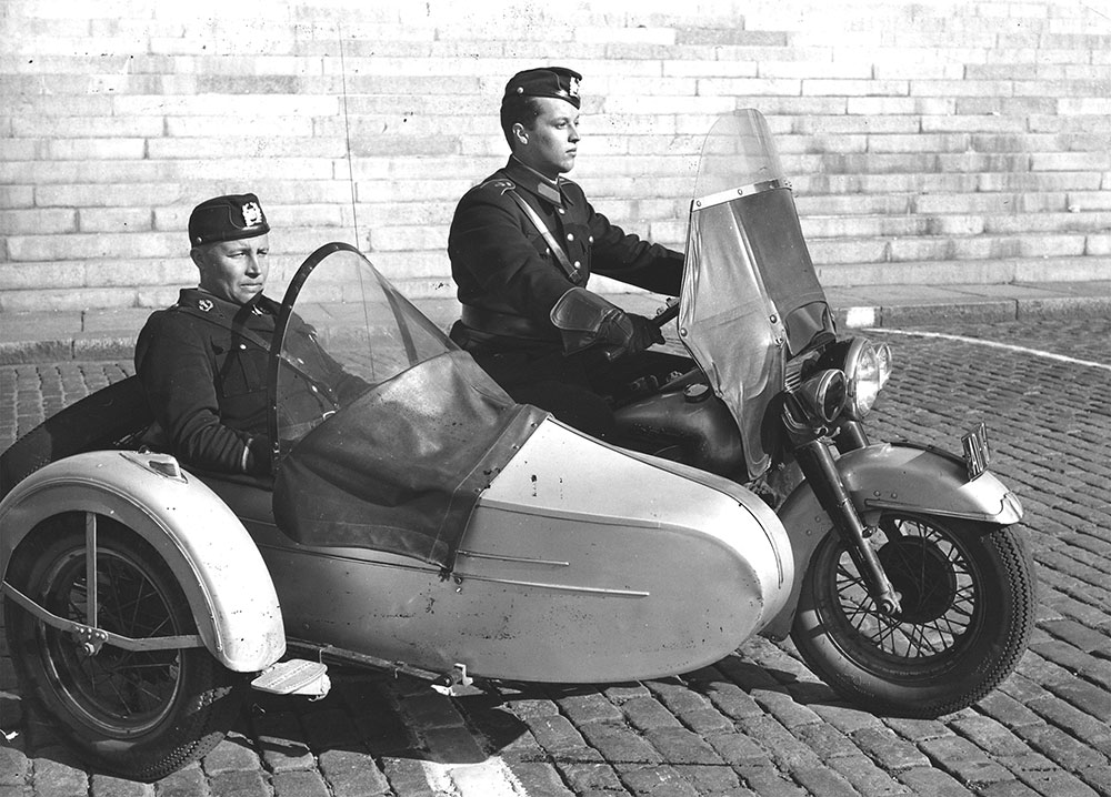 Vuoden 1951 päähineuutuus venelakki eli suikka oli tarkoitettu aluksi ennen kaikkea kulkuneuvolla liikkuvien ja ratsastavien poliisien päähineeksi. Lakin nimi viittaa sen soikeaan muotoon. Helsingin poliisilaitoksen radio-osaston moottoripyöräpartio 1950–60-lukujen vaihteessa.