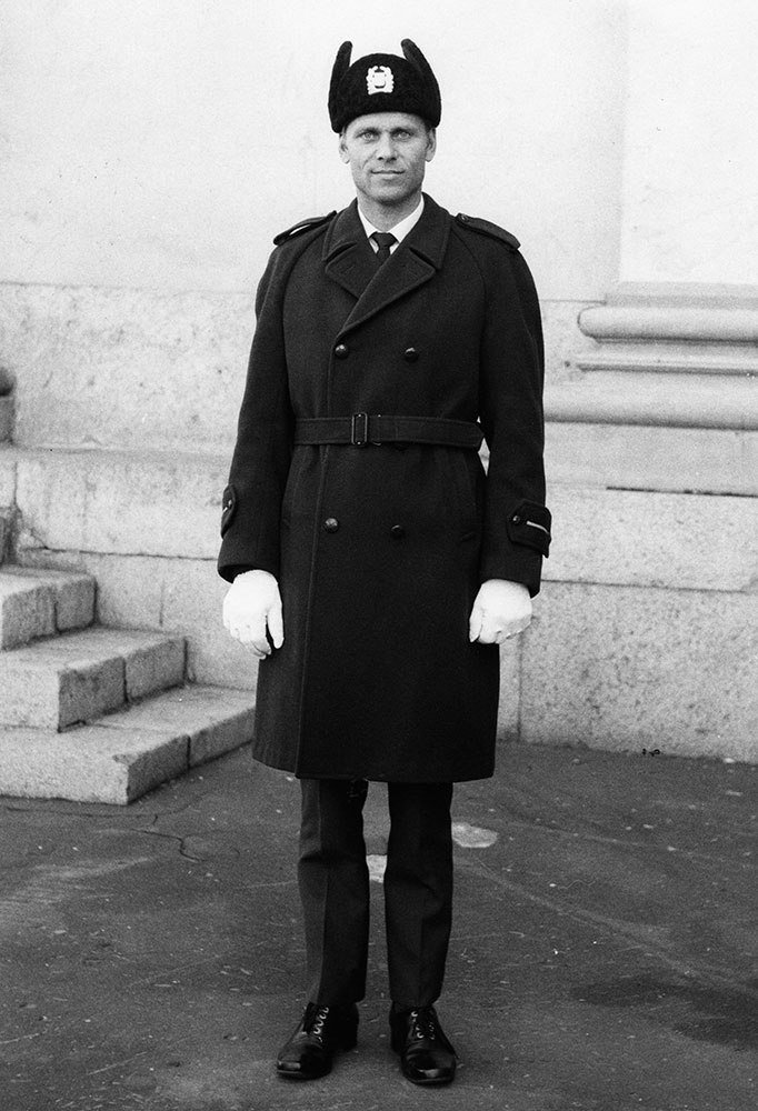 Poliisin vaatevalikoimaan kuului 1970-luvulla neljä päällystakkia: talvella vaihtoehtoiset perinteinen mantteli, päällystakki m1970 tai turkki sekä lämpimänä vuodenaikana kevyt päällystakki. Päällystakin m1970 ilme oli aiempaa siviilimäisempi ja sen napit olivat tummansiniset eikä hopeanväriset kuten poliisin takeissa yleensä.