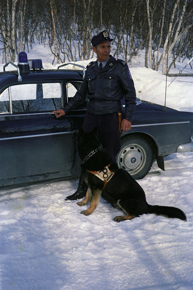 Saapas- eli pussihousut kuuluivat suorien housujen rinnalla poliisin vaatevalikoimaan itsenäisyyden alusta lähtien. Housut olivat mukana vuoden 1971 virkapukupäätöksessä, mutta niiden käyttö rajattiin talveen. Aikalaismuisteluiden mukaan ne olivatkin lämpimät, mutta ajan pukeutumismuoti ajoi perinteisen kenttävaatteen ohi.