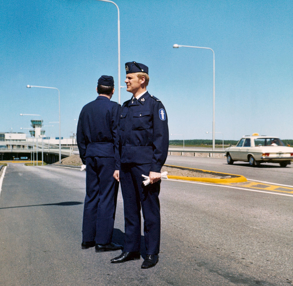 Kenttäpusero m1968 korvasi käytössä ennen kaikkea harmaan kesätakin m1953. Se oli käytännöllinen ja ympärivuotisena vaatteena mielekkäämpi hankinta kuin kesätakki, jonka käyttö oli rajattu keväästä syksyyn. Poliisimiehiä kenttäpuvuissa Helsinki-Vantaan lentoasemalla.