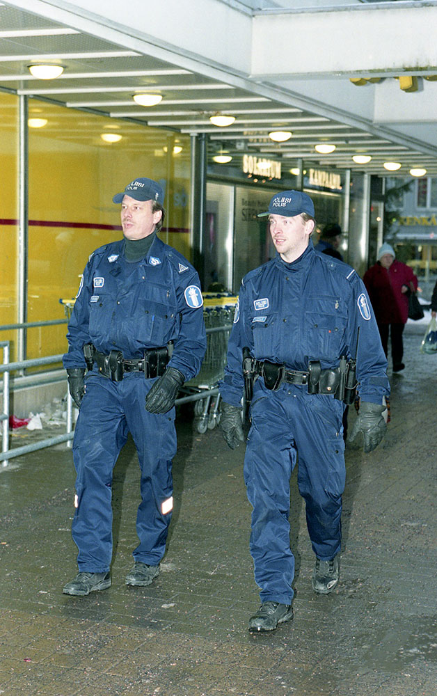 "Haaveiden haalari" otsikoi Poliisi-lehti kenttähaalarin koekäyttöä koskevan uutisensa vuoden 2002 alussa. Haaveesta tuli totta vielä samana vuonna, kun haalaria alettiin jakaa kentällä toimiville poliiseille. Nämä saivat itse valita käyttävätkö yksi- vai kaksiosaista kenttäpukua. Poliisipartio Helsingin Itäkeskuksessa vuonna 2002. Kuvaaja: Esko Jämsä.
