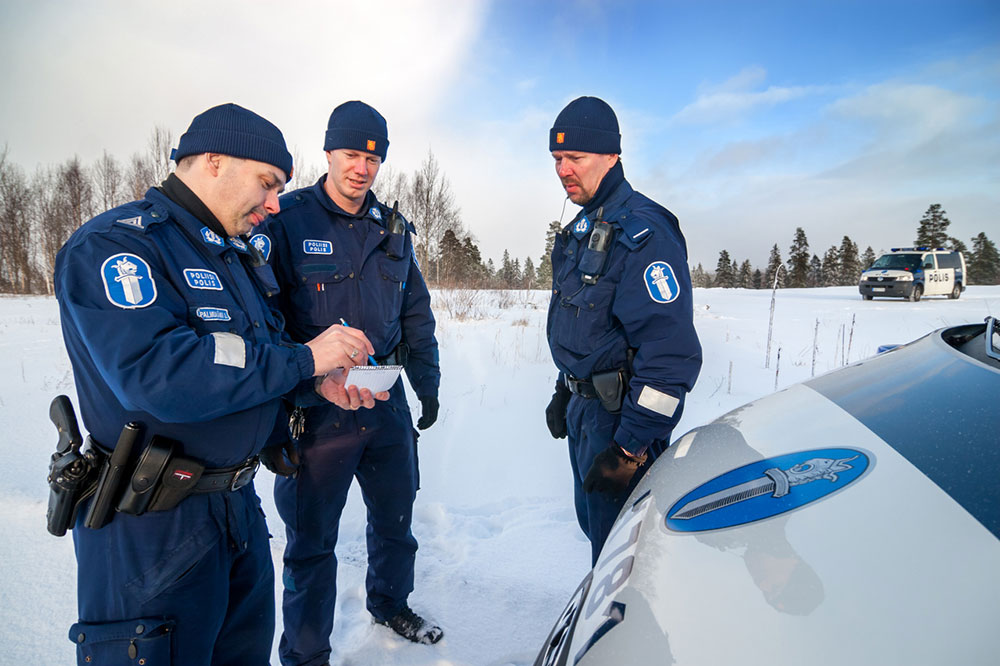 Vuoden 1999 virkapuku-uudistus muutti myös poliisin päähineitä. Venelakki eli suikka jäi pois käytöstä ja kenttälakin korvasi lippalakki, jota oli sekä kesä- että talvimallia. Talvipäähineisiin lisättiin vuonna 2002 vaakunatunnuksella varustettu pipo. Kuva: Sami Hätönen.