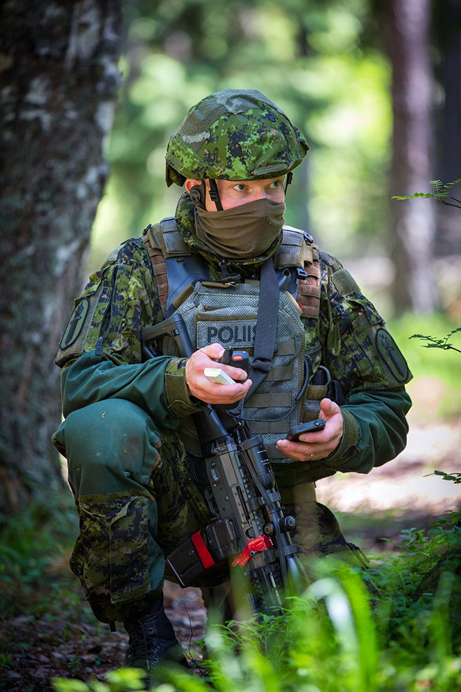 2000-luvulla kehittämisen kohteena on ollut etenkin poliisin erityis- ja suojavaatetus. Vaativien tilanteiden toimintayksiköt saivat vuonna 2011 käyttöönsä heille suunnitellun VATI-asun, johon kuuluu haalari ja varusteliivit. Kuva: Sami Hätönen.