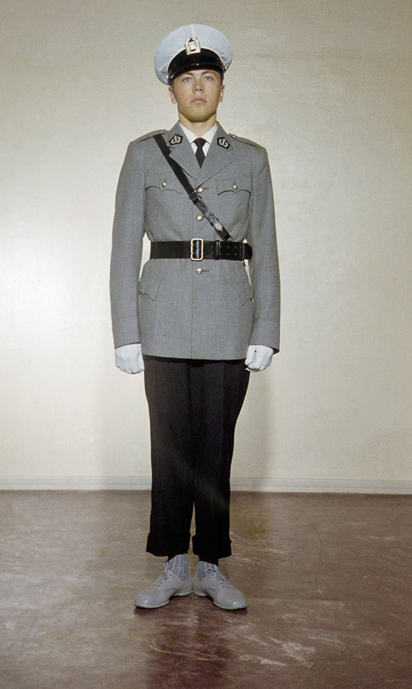 Kokonaisuus ennen kaikkea! Virkapuvun voi pilata väärä kenkävalinta tai liian lyhyet lahkeet. Kenkien pitää olla mustat, ei sävy sävyyn virkatakin kanssa.