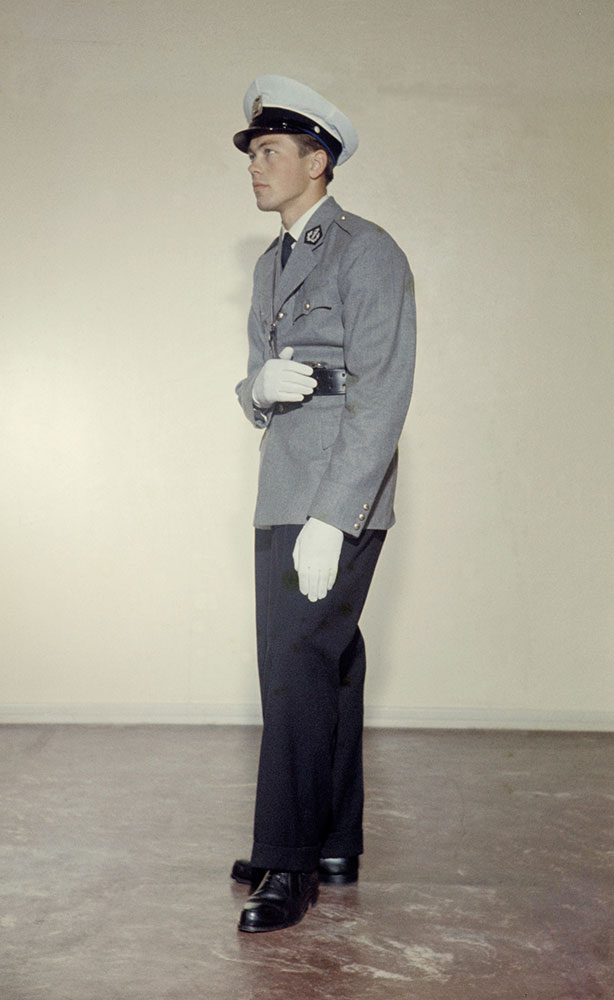 Huono ryhti ja anteeksipyytävä olemus ei kerta kaikkiaan sovi yhteen virkapuvun kanssa.