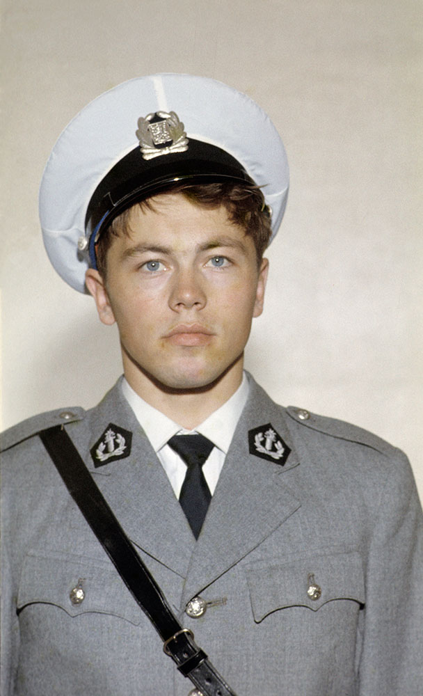 Hiukset kammataan ja otsatukka pidetään lakin alla. Lakkia ei pidetä kallellaan eikä ihmisten ilmoilla kuljeta lippa vinossa.