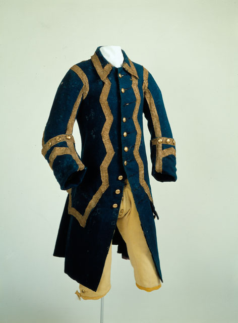 Kaupunkien porvariskaartien tehtävänkuva keskittyi usein paraatimarssiin ja kaartilaisten vaatetus saattoi olla näyttävää. Helsingin porvarikaartin rummunlyöjän eli kaupunginkuuluttajan univormu 1750-luvulta, Helsingin kaupunginmuseon kokoelmat.