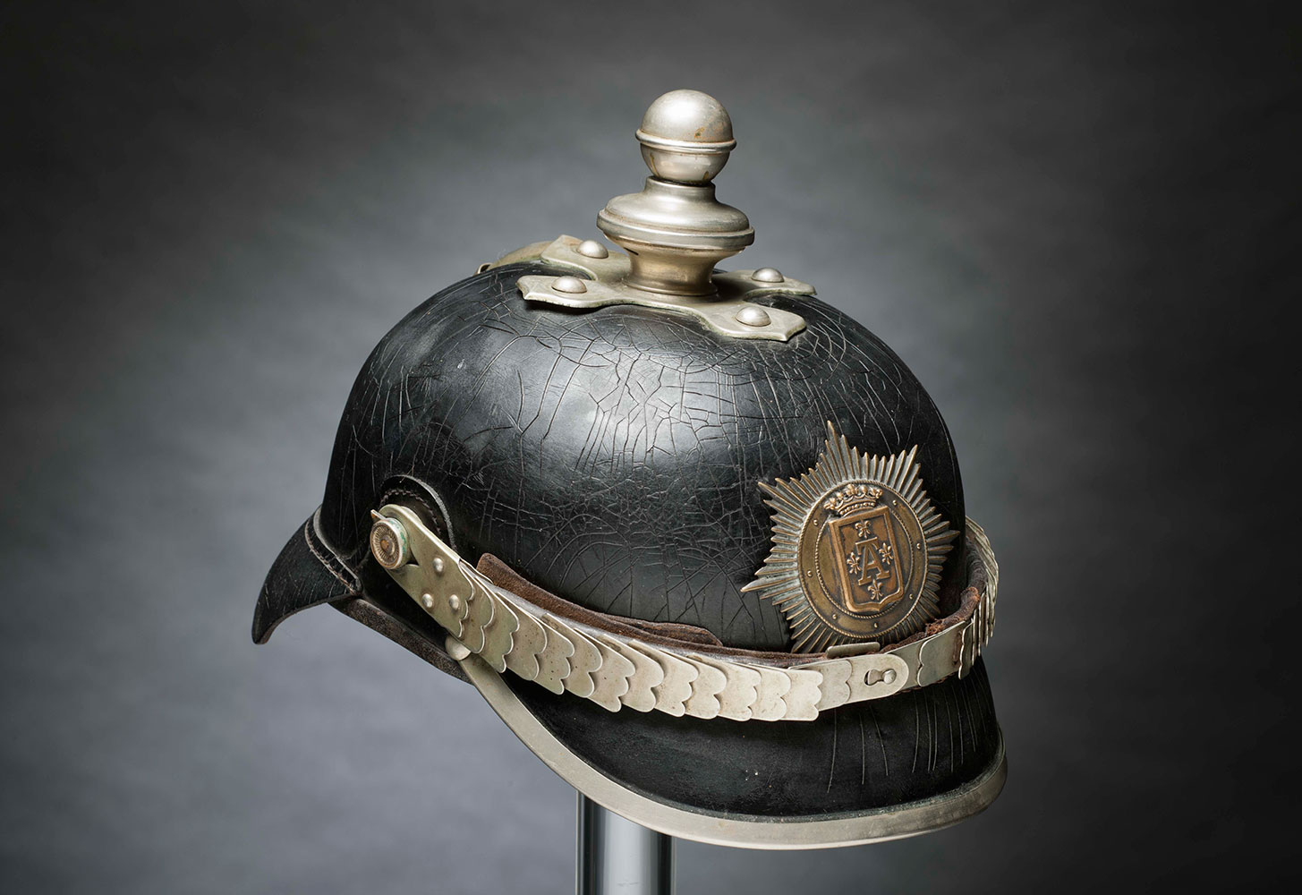 Nahkapäällysteiset kaski-kypärät olivat kangaspäällysteisempiä suositumpia, koska ne malliltaan kevyempinä olivat kesällä vähemmän kuumia kuin kangaspäällysteiset. Kaskia käytettiin vuoteen 1915, jolloin ne korvattiin lipallisella mustalla virkalakilla, jossa oli siniset saumareunukset. Turun poliisilaitoksen nahkapäällysteinen kaski m1906. Kuva: Museokuva Matti Huuhka.