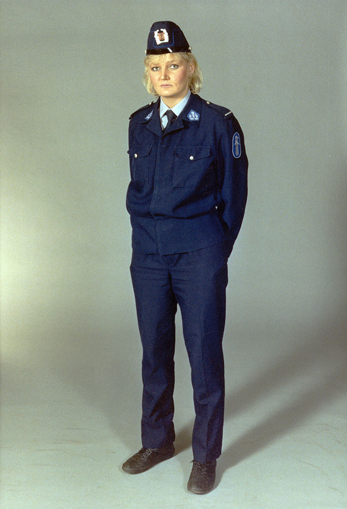 Päähineenä naispoliiseilla oli 1980-luvulle asti venelakki eli suikka, talvella turkislakki. Vuonna 1983 naisille sallittiin pitkien housujen käyttö.