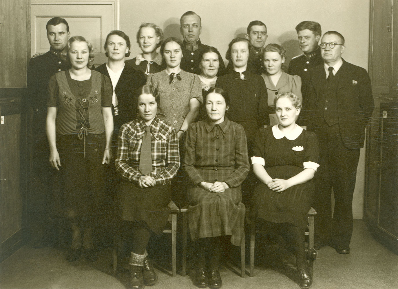 Virkapukuasetuksessa "naispuoliset poliisivirkailijat" mainitaan ensimmäisen kerran vuonna 1923. Naisten pukeutumisesta määräsi tällöin sisäasiainministeriö tarpeen mukaan. Naispoliisikurssin oppilaita ja opettajia Helsingissä vuonna 1939.