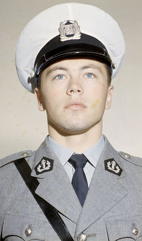 Teräksenharmaata tai valkoista kauluspaitaa käytettiin myös harmaan kesätakin m1953 kanssa.