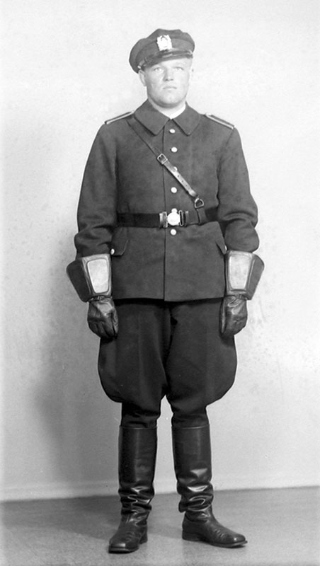 Moottoriajoneuvojen kuljettajille sallitut erikoisvaatteet olivat 1900-luvun alkuvuosikymmeninä usein samoja kuin ratsupoliisilla. Näitä olivat mm. lyhyemmät takit, nahkasäärystimet, nahkahousut ja "tarkoitukseen sopivat käsineet". Helsingin poliisilaitoksen konstaapeli, jolla ajorukkaset, 1930-luku.