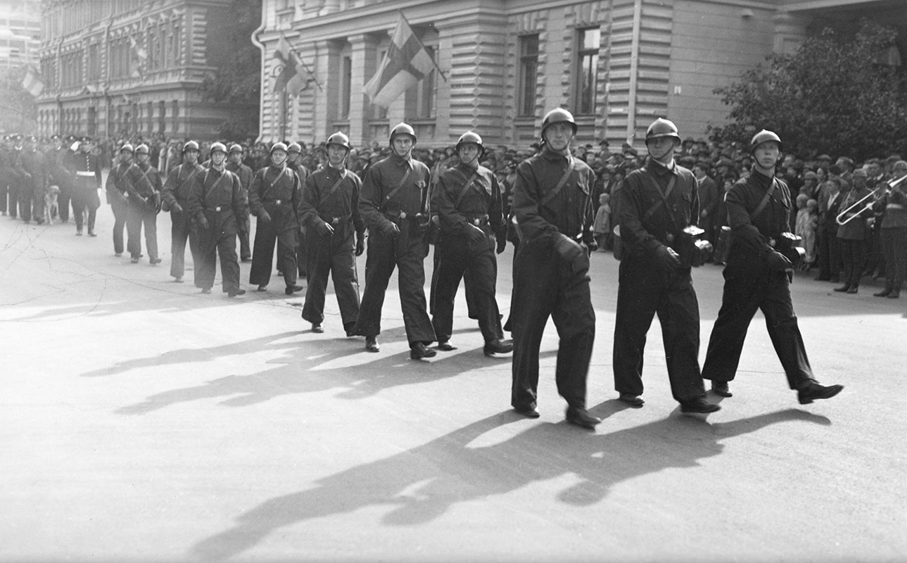 Haalari on tullut poliisin päivittäiseksi kenttävaatteeksi 1990-luvulta lähtien. Haalarin käytöllä suojavaatteena on kuitenkin poliisissa pitkät perinteet. Poliisimiehiä kaasuvarustuksessa Viipurin poliisilaitoksen 100-vuotisjuhlissa 17.9.1936. Paraatiasun täydensi ranskalaismallinen sotilaskypärä.