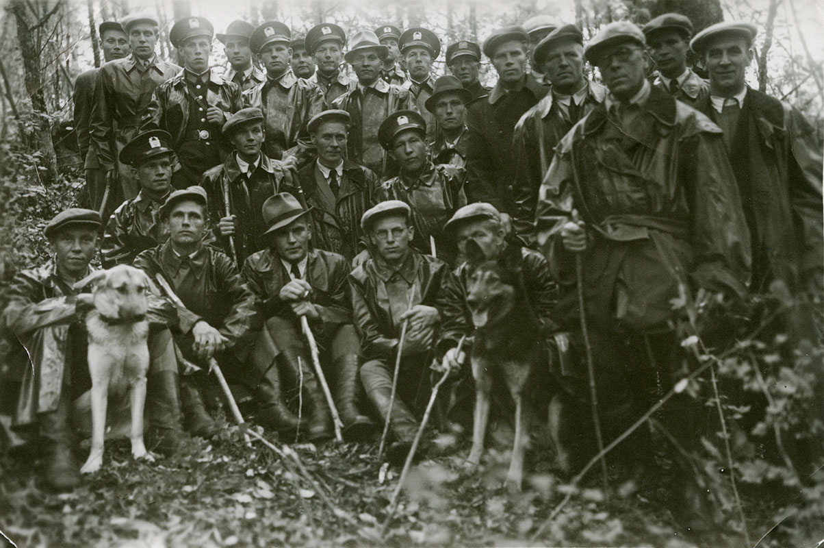 Sadetakki tuli sadevaipan tilalle osaksi poliisin virkapukua vuonna 1923. Aluksi se oli väriltään tumma, vuodesta 1929 tummansininen. Sadetakissa oli vyö, mutta ei arvomerkkejä. Poliisin maastoetsintä Turun seudulla 1940-luvun lopussa.